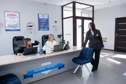 Офис «Бизнес-Юрист» в Омске: ресепшн и сотрудники